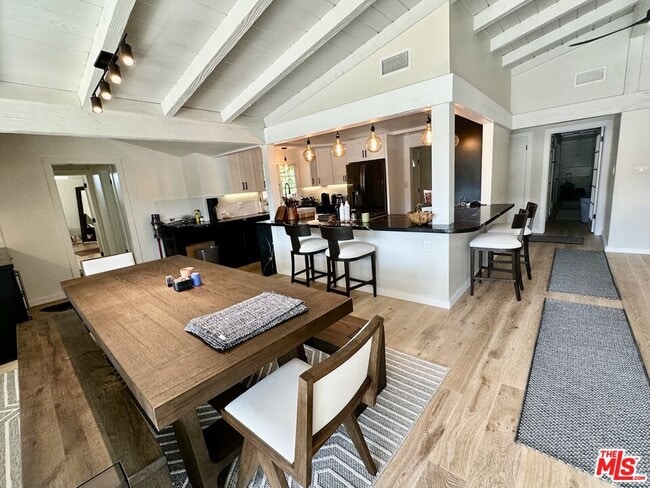 Photo - 22428 Victory Blvd