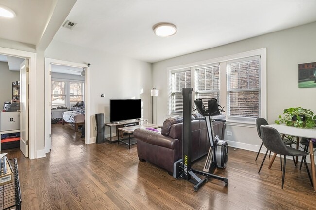 Building Photo - 3228 N Hamlin Ave Unit 1F Rental