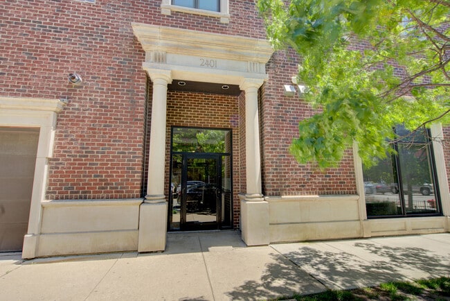 Building Photo - 2401 N Janssen Ave Unit 408