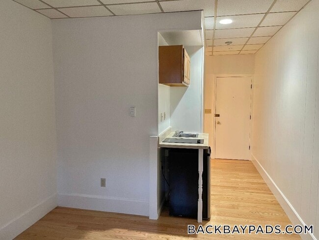 Building Photo - 272 Newbury St Unit 3 Rental