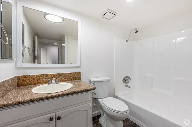 2BR, 2BA - 900SF - Bathroom