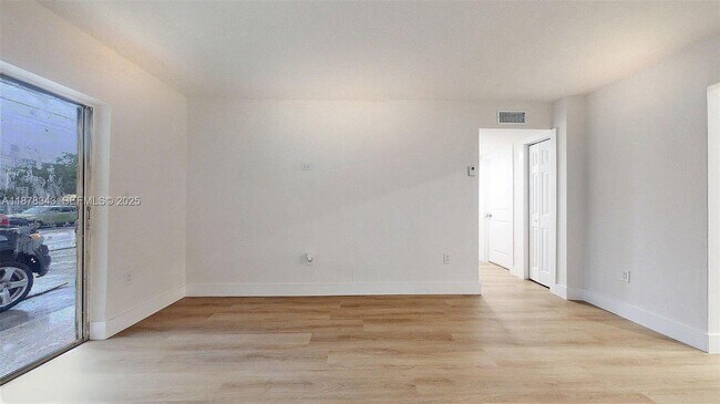 Photo - 567 SW 3rd St Unidad 1