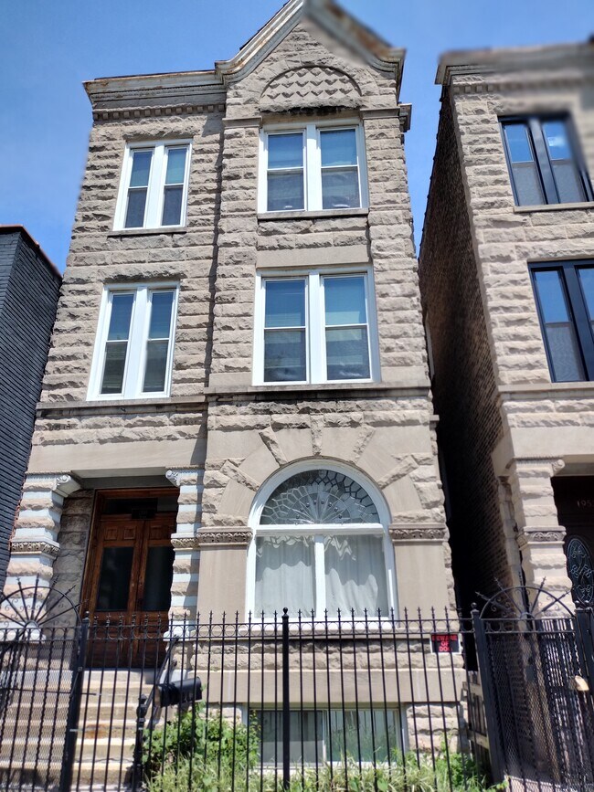 Building Photo - 1956 W Huron St Unit 3rd floor Rental