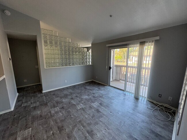 Photo - Bright & Spacious 1 Bedroom Apartment in Tustin!
