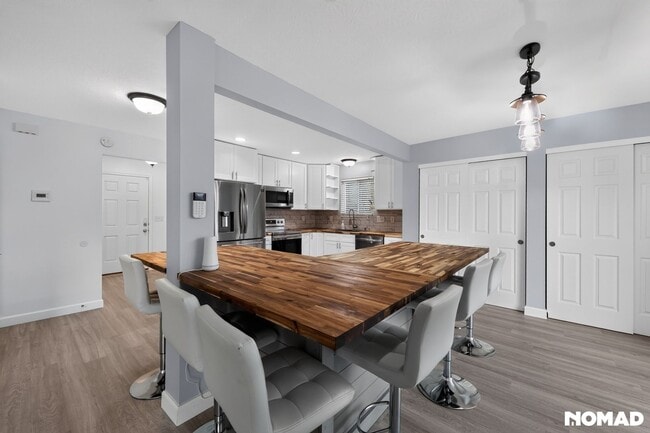 4290 Hunting Hawk Dr