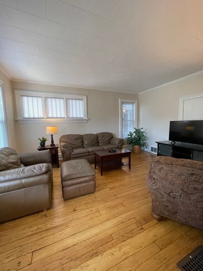 Photo - 1148 Memorial Ave