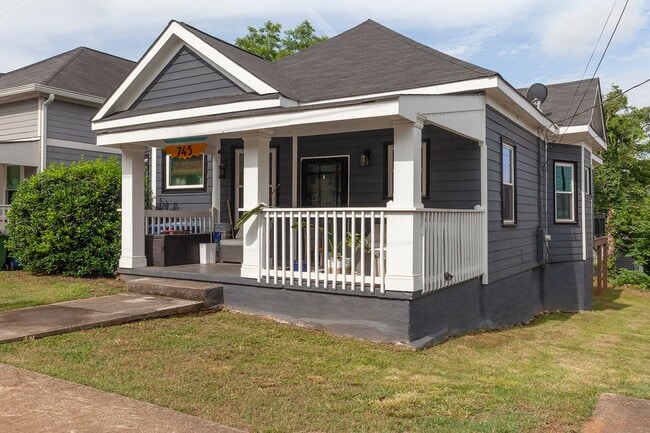 Building Photo - Stylishly Updated 3/2 w/ Large Deck in Grant Park!