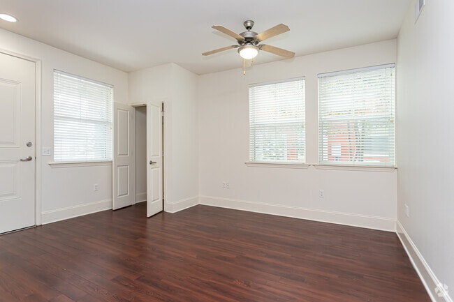 2BR, 2BA - 1,056SF