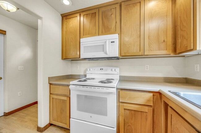 Photo - Comfortable 2-Bedroom Apartment in Desirable East Medford Unidad 1