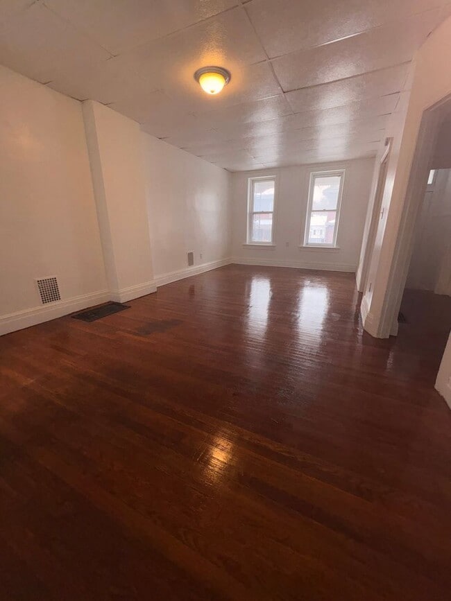 Photo - Available Now! Large North York Near Farquar Park