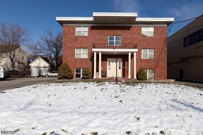 Building Photo - 94 Park Ave Unit 3