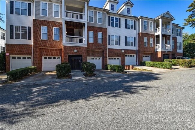 Building Photo - 2 Bedroom 2 Bath Townhome in Charlotte