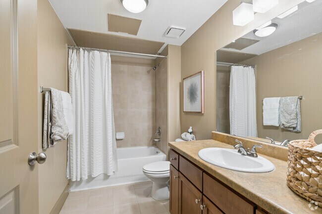 2BR, 2BA - 1,135SF - Second Bathroom