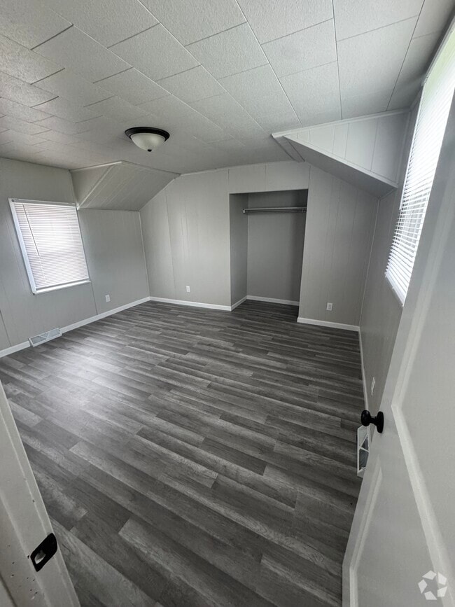 Building Photo - 123 S Madison St Unit Lower Rental