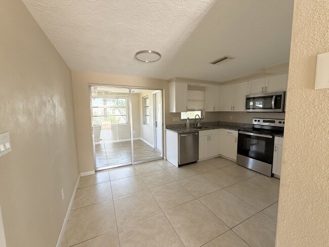 Photo - Charming 2-Bedroom Retreat with Additional...