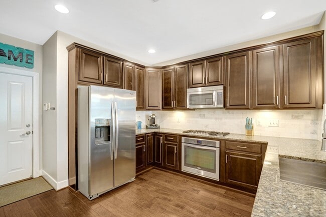 Kitchen - 2209 Richmond Hwy Unit 2209 RIchmond Hwy 101, Alexandria, VA