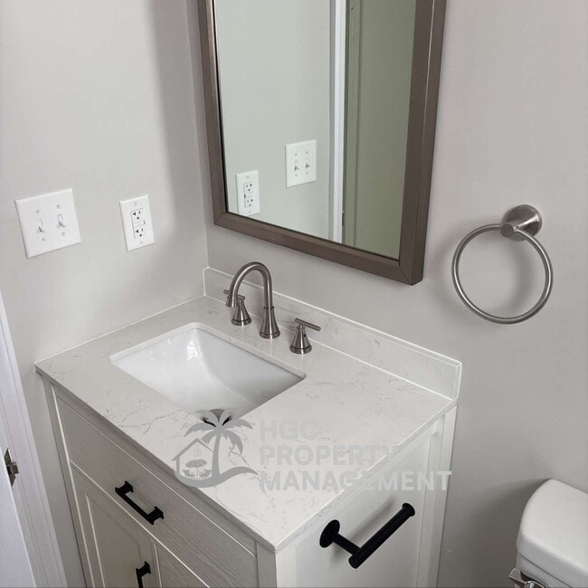 Photo - 827 Moore St