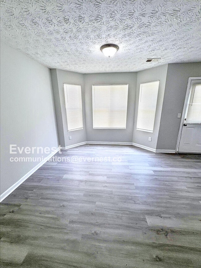 Photo - 2002 Grove Way