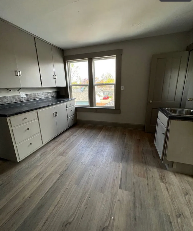 Photo - 1025-1027 Redfield Unit 1027