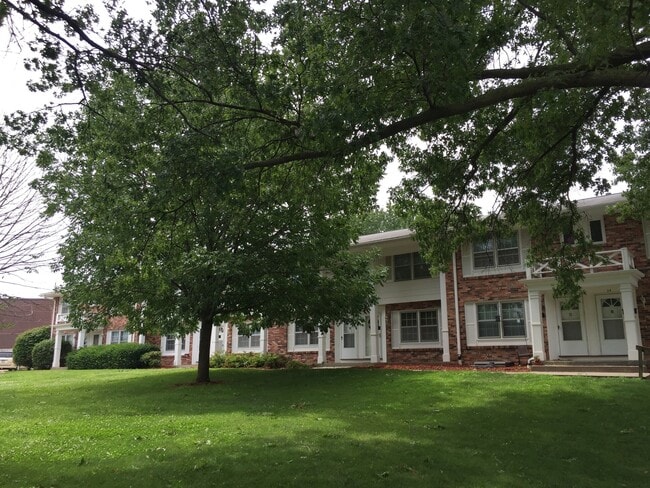 Building Photo - Gorgeous 2 Bedroom, 1.25 Bath Townhouse near UIHC