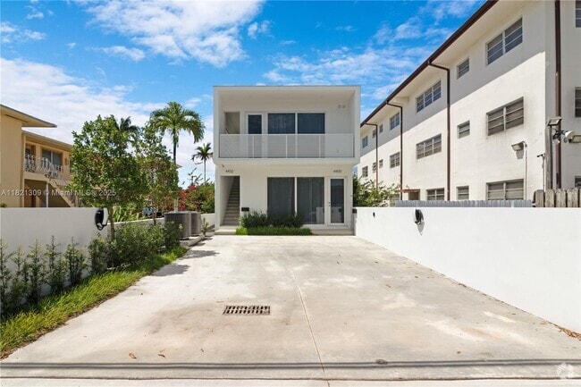 Building Photo - 4430 W Flagler St Unit LOWER Rental