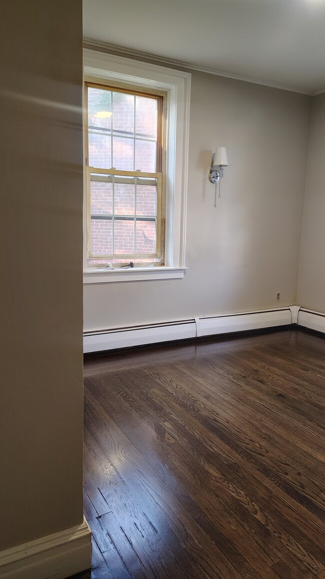 9 University Pl Unit 9 University Place 1R