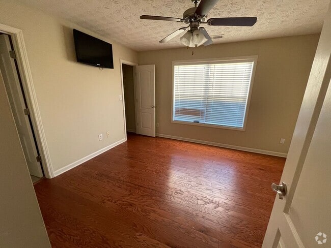 Building Photo - 4 bedrm, 3 bath, garage, pool, tennis cour... Rental