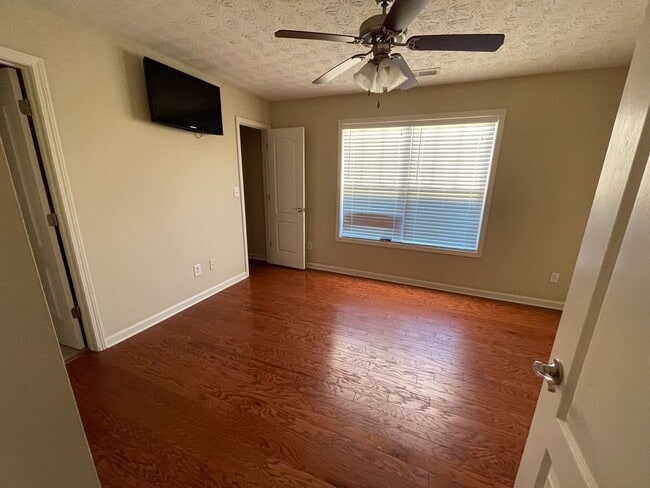 4 bedrm, 3 bath, garage, pool, tennis cour... - 4 bedrm, 3 bath, garage, pool, tennis cour... House