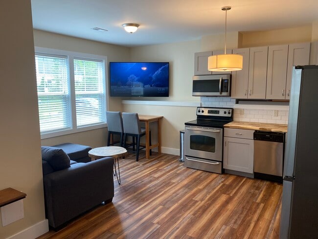 Building Photo - 1458 Avon St Unit B