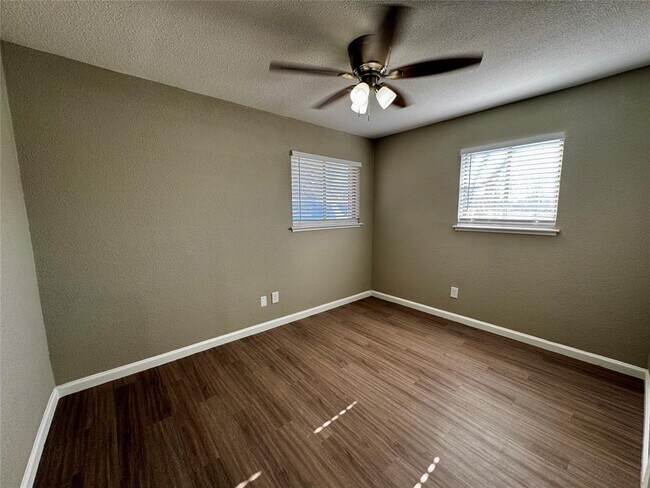 Photo - 202 W N Loop Blvd