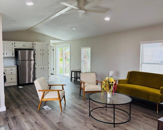 Photo - 489 Yolanda St