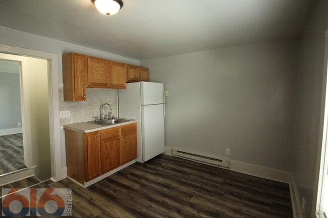 Building Photo - 817 Douglas St NW Unit 1