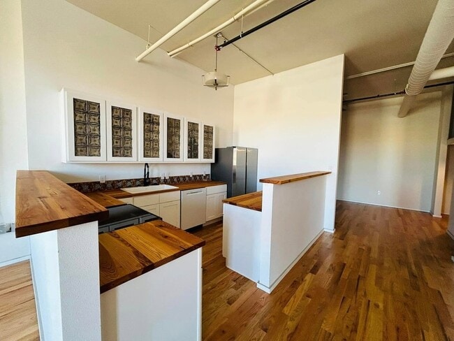 Building Photo - 201 E Chambers St Unit 205