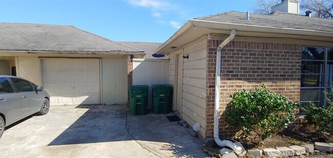 Photo - 10822 Lynbrook Dr Unit False