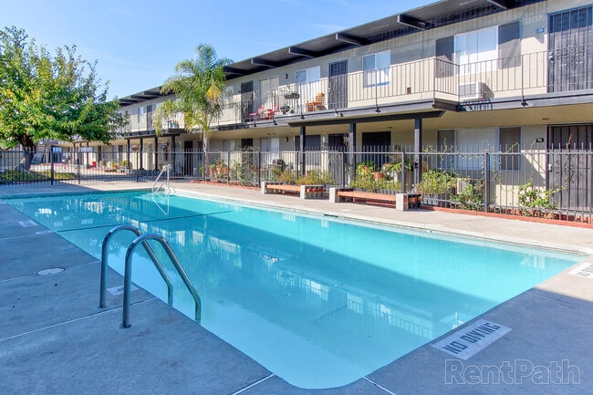 Building Photo - Lincoln Courtyards at 531 Glendora Avenue Rental