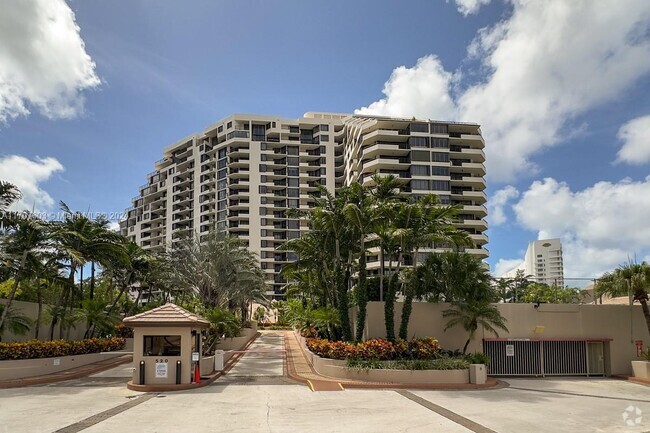 Building Photo - 520 Brickell Key Dr Unit 14 Rental