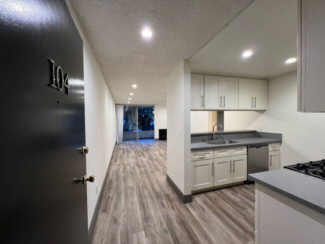 Photo - 3715 S Canfield Ave Unit 104