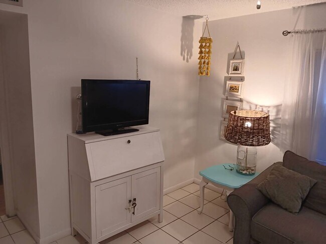 living room - 203 C St Unit B