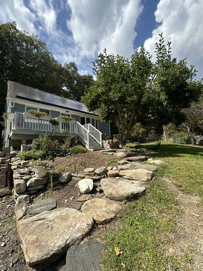 Building Photo - 20 Eastview Dr Rental