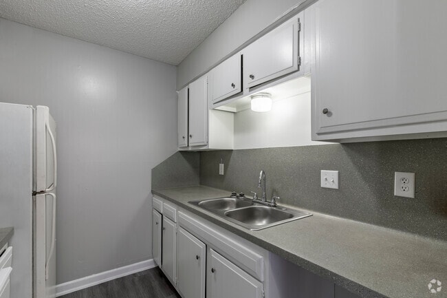 2BR, 2BA - 920SF