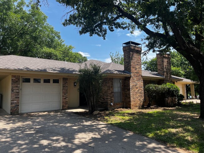 Building Photo - Beautiful duplex with a one car garage and 1 covered space!