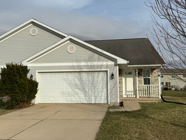 Building Photo - 648 S Burr Oak Ave Unit 652 South Burr Oak Avenue