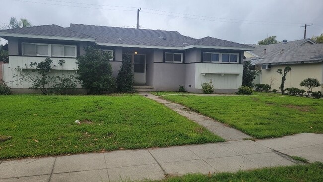 4-bedroom 3 bath house in Granada Hills - 4-bedroom 3 bath house in Granada Hills
