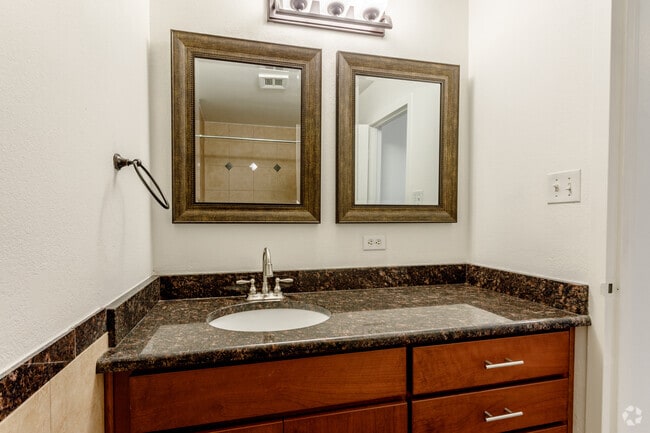 1BR, 1BA - 750SF - Bathroom