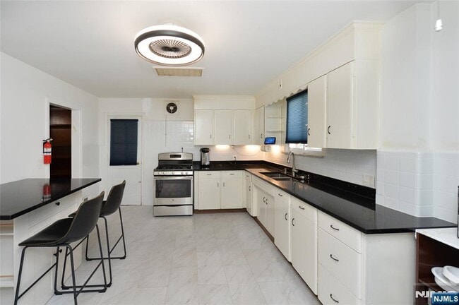 Photo - 968-972-972 Byron Ave