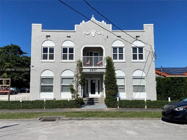 Building Photo - 3237 SW 4th St Unit 1