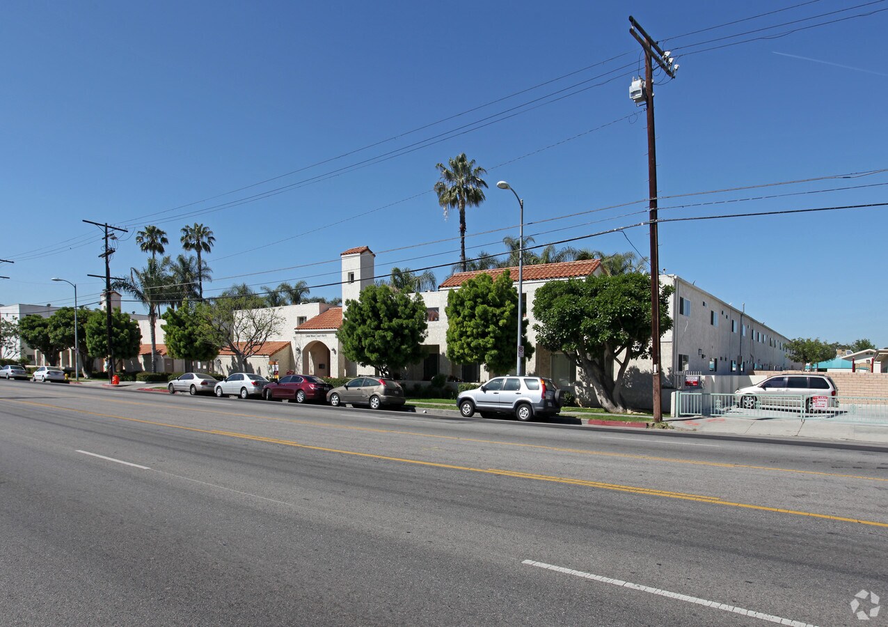 Coral Wood Court Apartments - Coral Wood Court Apartments