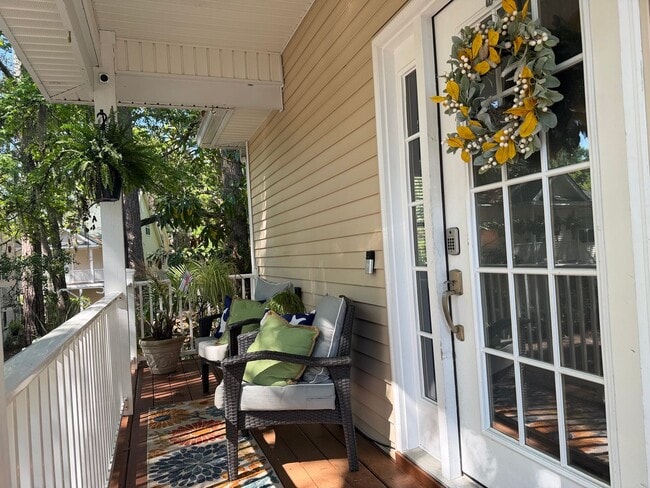 Photo - Beautiful Custom Finishes! - Yacht Cove - Mid Island Location