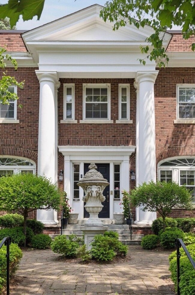 Building Photo - 1785 Dupont Ave S Unit 3 bedroom Rooftop Deck,Near Downtown