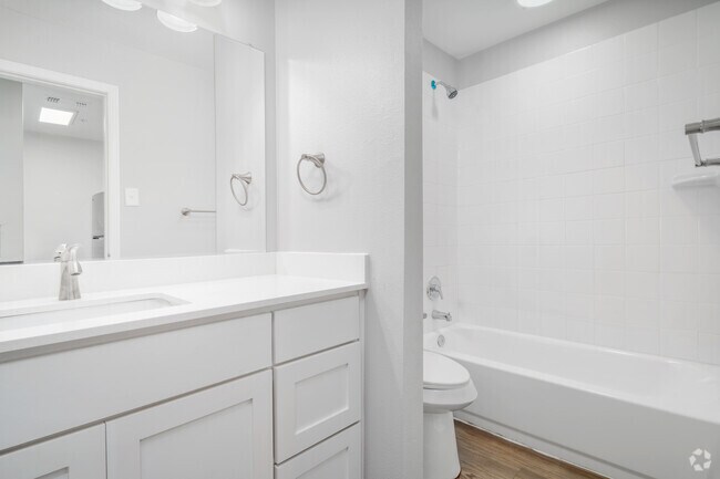 1 habitación, 1 baño - 544 pies cuadrados - Baño - Forest Oaks